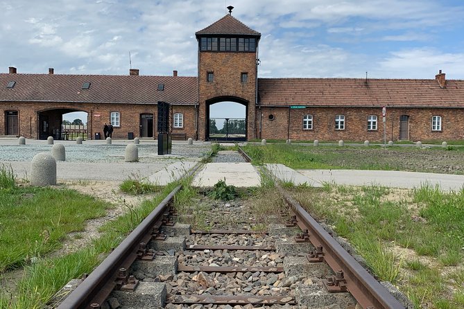 1 Day Trip Auschwitz-Birkenau Memorial and Museum Guided Tour from Krakow - Headsets and audio tips: the one habit that prevents missing key parts