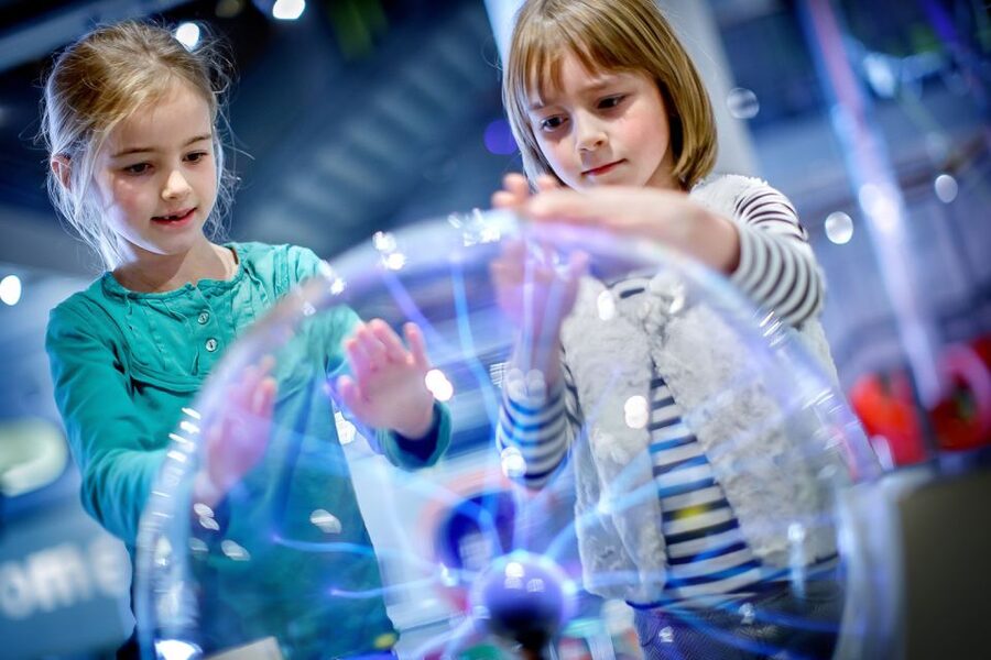 Amsterdam: NEMO Science Museum Ticket - Crowds, school groups, and what to do when it feels busy