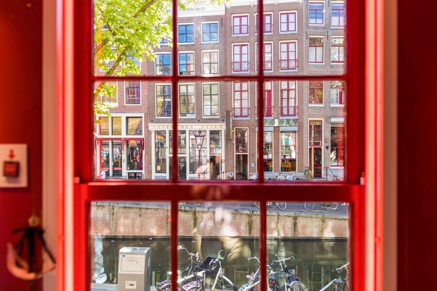 Amsterdam: Red Light Secrets Museum and 1-Hour Canal Cruise - The window-seat experience: a small moment with big impact