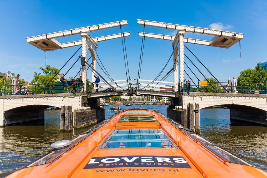 Amsterdam: Van Gogh Museum Ticket & Canal Cruise - Audio in 19 languages: why it helps more than you think