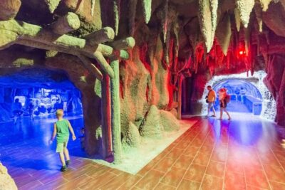 Antalya: Aquarium and Wax Museum Entry Ticket - Entering the aquarium’s world-record sea tunnel