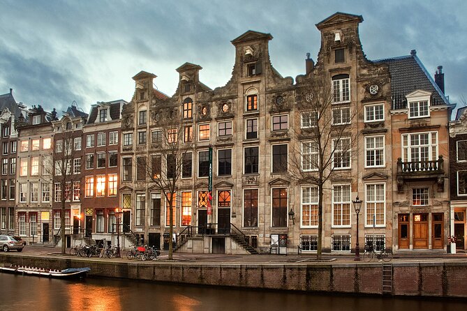 Art Zoo Museum Amsterdam Tickets - Entering the Art Zoo Museum: 17th-century canal house vibes
