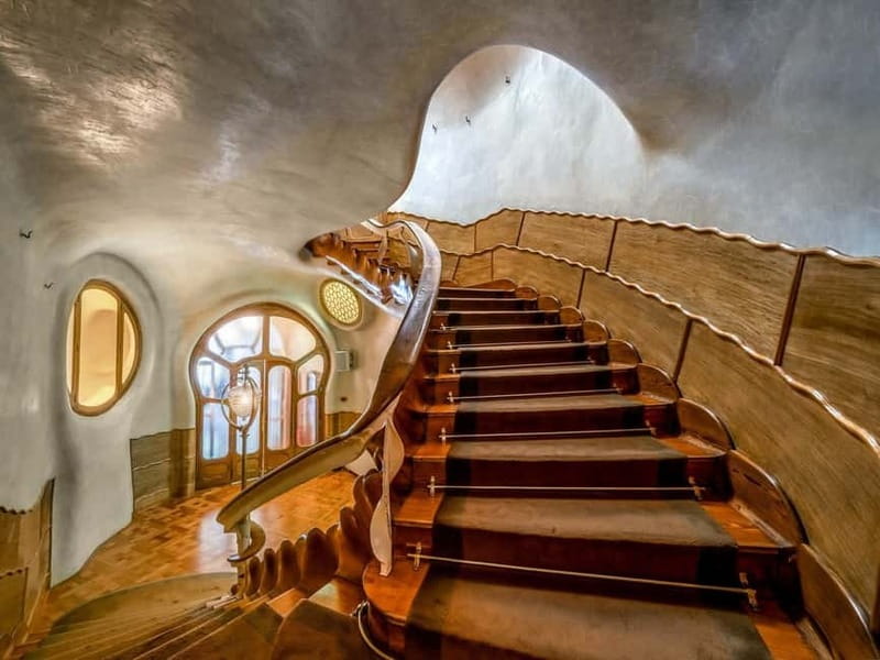 Barcelona: Casa Batlló Tour and Optional White Rabbit Museum - Entering Casa Batlló: the façade does the talking