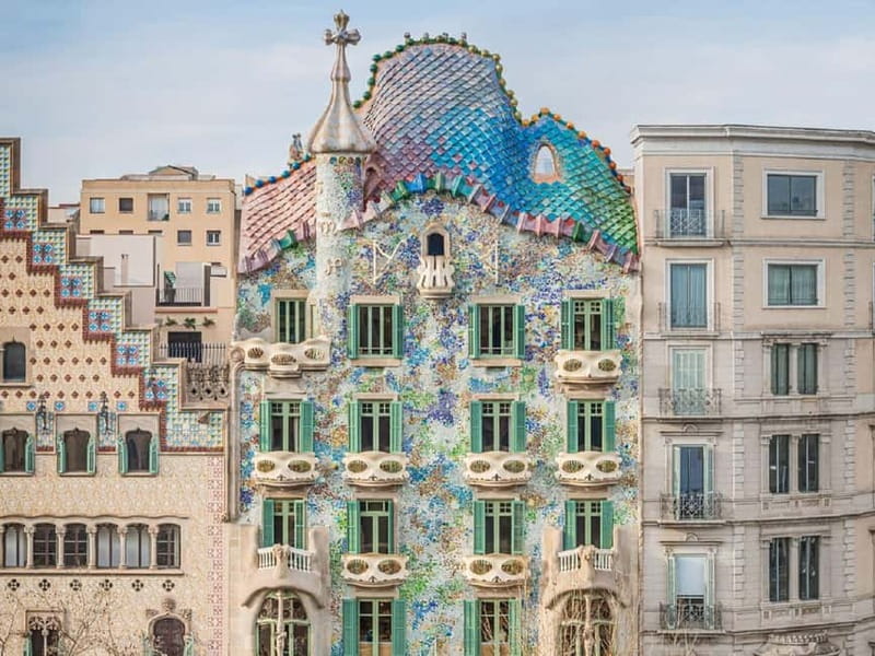 Barcelona: Casa Batlló Tour and Optional White Rabbit Museum - Inside the house: rooms that explain how the Batlló family lived