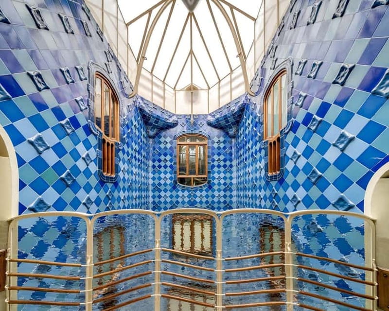 Barcelona: Casa Batlló Tour and Optional White Rabbit Museum - Dragon rooftop and trencadís: where Gaudí treated details as important