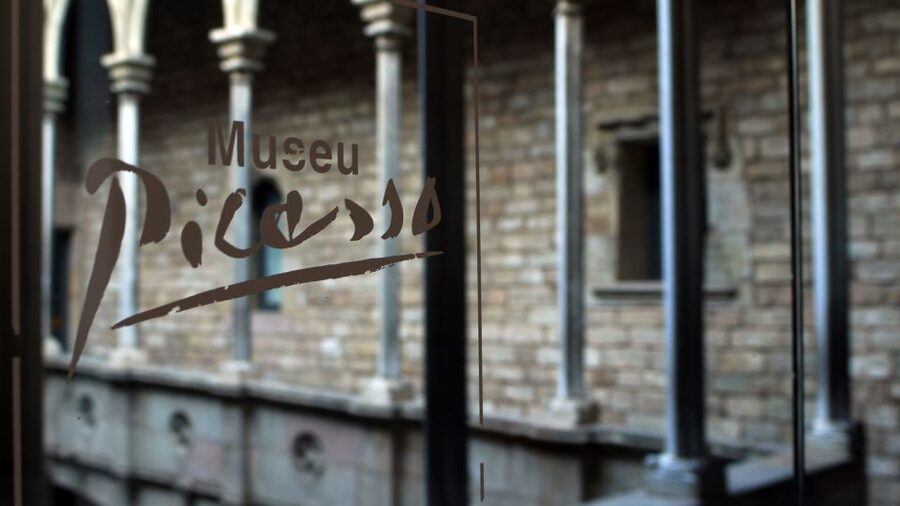 Barcelona: Picasso Museum Guided Tour - Fossar de les Moreres meeting point and the short walk in