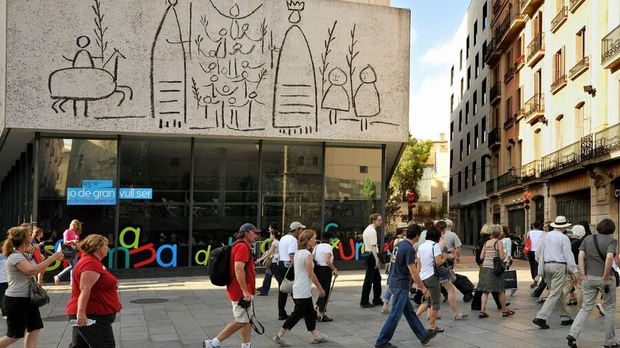 Barcelona: Picasso Walking Tour with Picasso Museum Tickets - A 2-hour Picasso hit: how the experience flows
