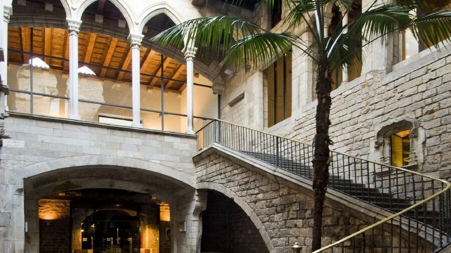 Barcelona: Picasso Walking Tour with Picasso Museum Tickets - The outside guide briefing: getting bearings fast