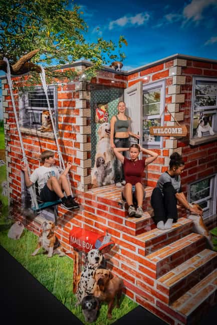 Berlin: 3D Trick Art Museum — Tickets - The Godzilla-Style Escape: Why Angles Matter More Than Cameras