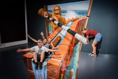 Berlin: 3D Trick Art Museum — Tickets - Walk Through the Photo Rooms: Boat, Shrinking Machine, Dinosaurs