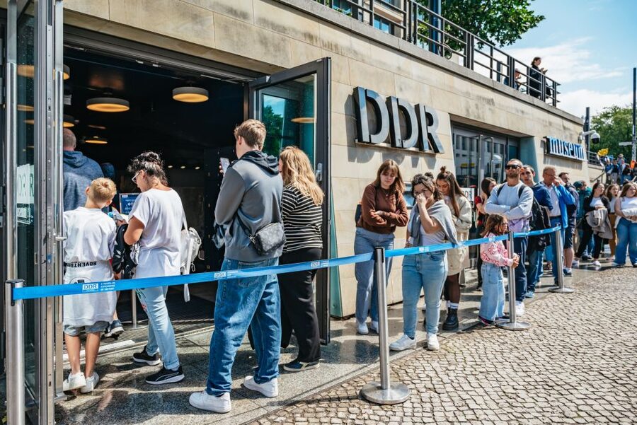 Berlin: DDR Museum Tickets - Entering the DDR Museum by the Spree: location and first impressions