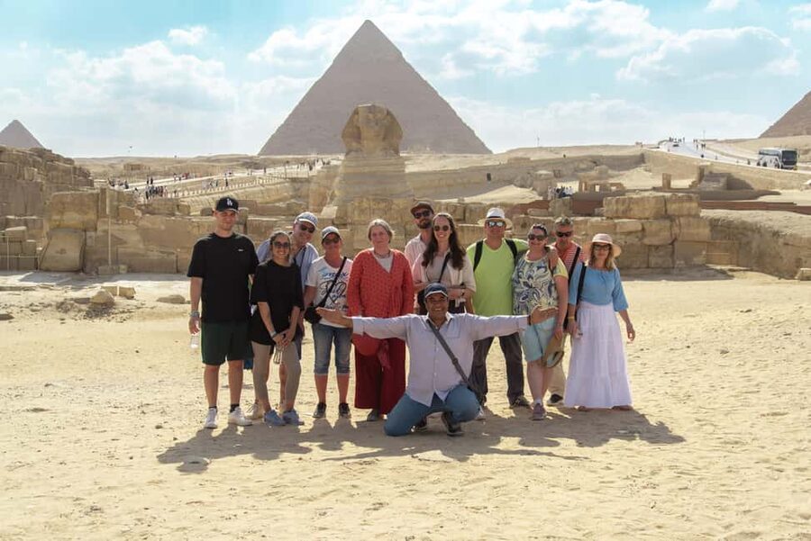 Discover Cairo: Pyramids, Museum & Sphinx Tour from Hurghada - Getting oriented fast on the Giza Plateau