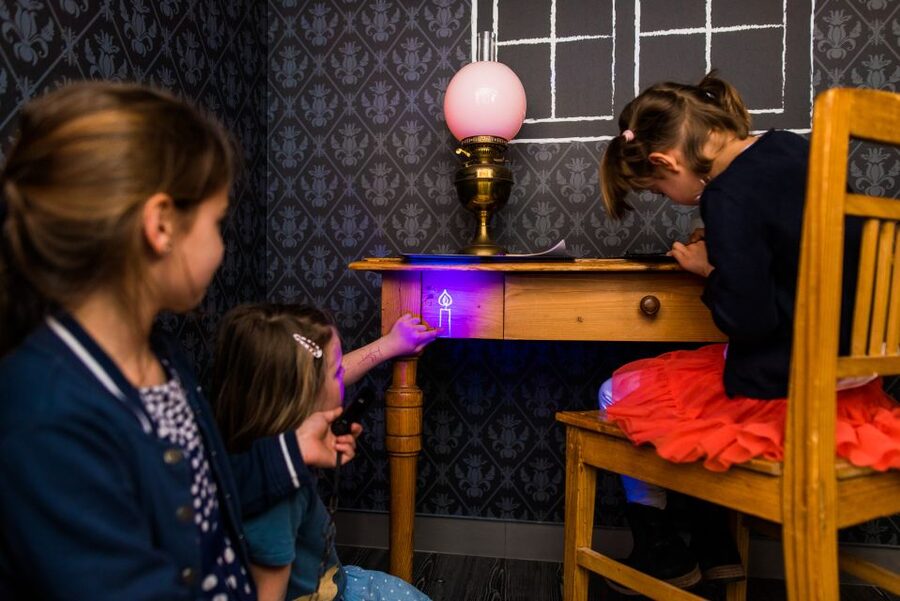 Eindhoven: Philips Museum Entry Ticket - The Lightbulb Factory Moment: Back to 1891