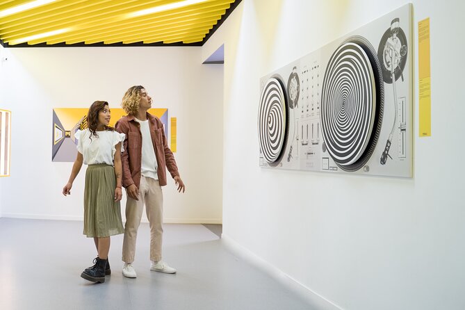 Entrance to the Museum of Illusions Madrid - Language reality check: plan for Spanish labels