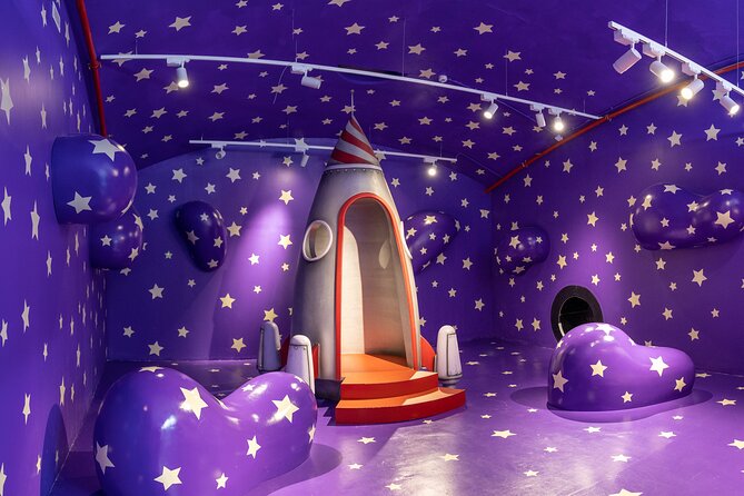 Entrance to the Sweet Space Museum in Madrid - The taste moments: Pops N’ Bops ice cream and sweet surprises