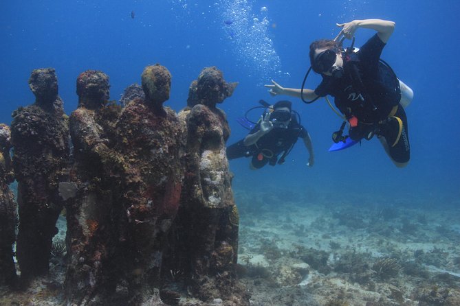 For certified Divers Experience the Under Water Museum and the Manchones Reef - What the small group changes for your comfort and safety