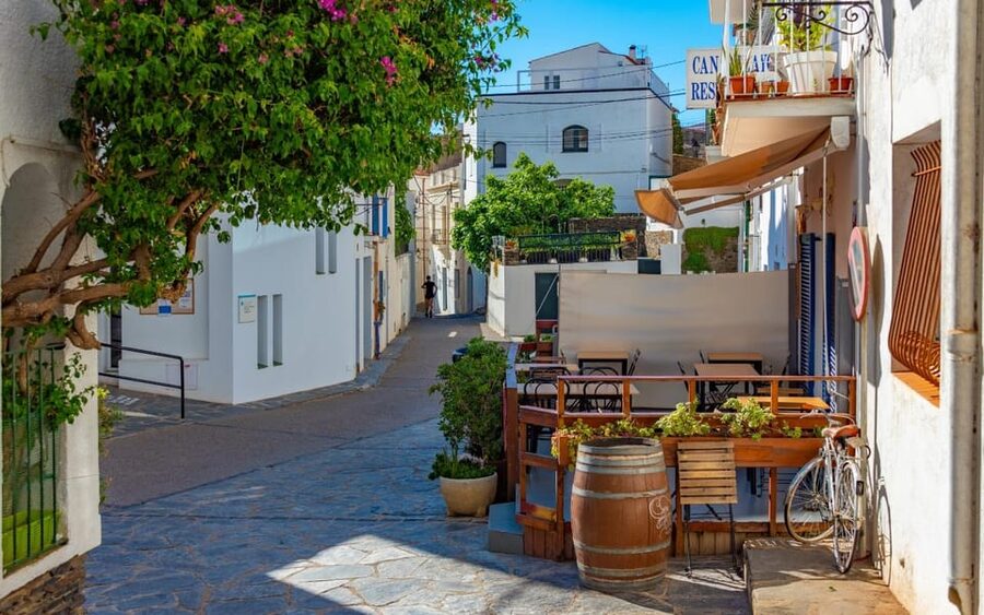 From Barcelona: Girona, Figueres, Dalí Museum, and Cadaqués - Getting from Barcelona: meeting point, coach comfort, and pacing