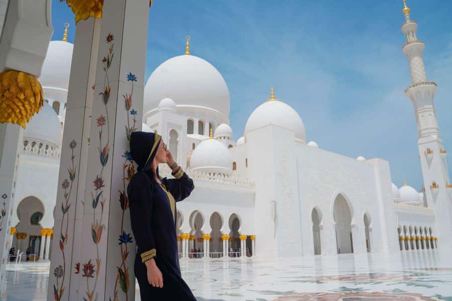 From Dubai: Abu Dhabi Grand Mosque & Louvre Museum Full-Day - Lunch and the Abu Dhabi Corniche Photo Stop: Quick Break, Big Views