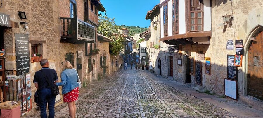 From Santander: Santillana del Mar & Altamira Museum Tour - Walking Santillana del Mar: cobblestones, stone towers, and Santa Juliana