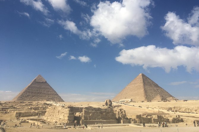Full-Day Giza Pyramids and Egyptian Museum Private Tour - Giza plateau: Great Pyramid, Sphinx, and the Valley Temple setup