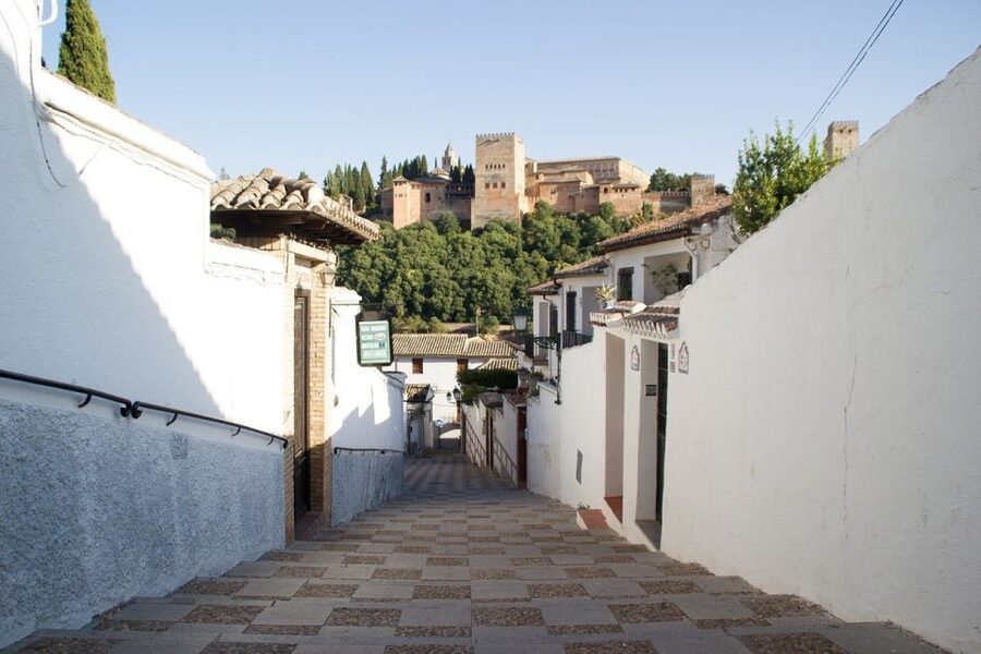 Granada: Albaicín, Sacromonte & Museum of Caves Walking Tour - How the 2.5 Hours Flows: Bus Up, Walk Down