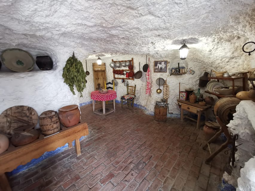 Granada: Albaicín, Sacromonte & Museum of Caves Walking Tour - Sacromonte Neighborhood: Panoramas From Hidden Viewpoints