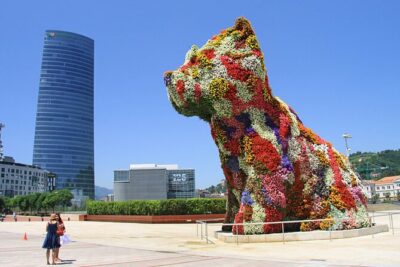 Guggenheim Bilbao Museum Private Tour - Starting outside: why the Frank Gehry building changes how you see the art
