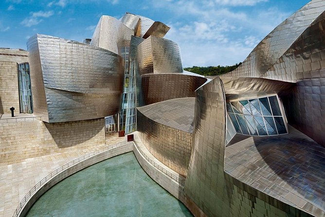 Guggenheim Bilbao Museum Private Tour - Stop 2: Abandoibarra exterior views that extend the experience