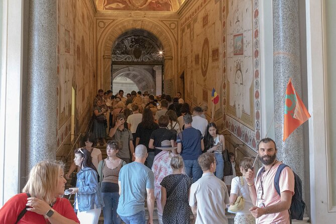 Guided tour of the Vatican Museums and Sistine Chapel in Spanish - Sistine Chapel stop: 20 minutes and one non-negotiable rule