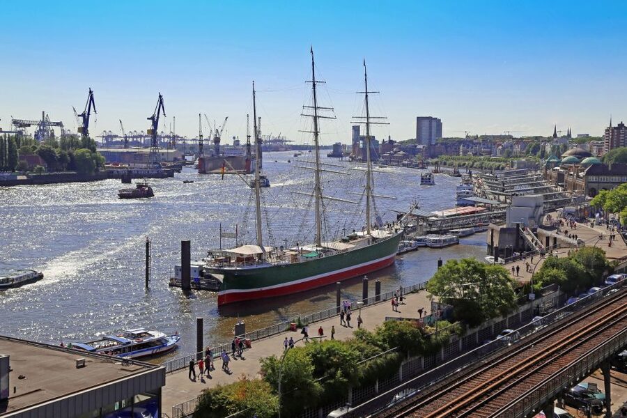 Hamburg: RICKMER RICKMERS Museum Entry Ticket - Onboard restaurant and what to expect from food