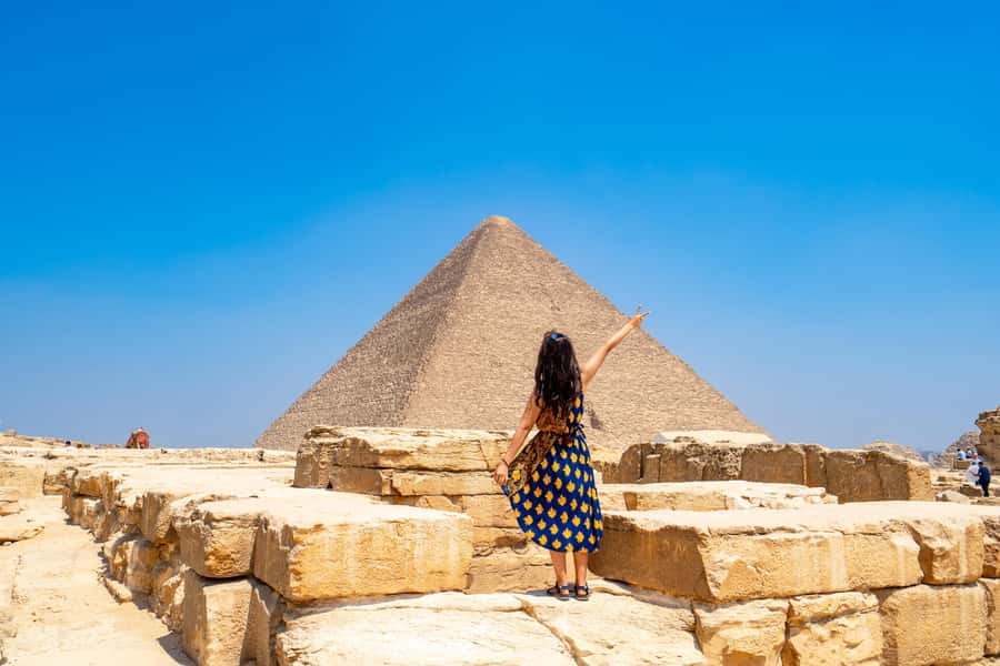 Hurghada: Cairo Pyramids, Sphinx, Museum & Bazaar Day Tour - Giza Plateau: Seeing Khufu’s Great Pyramid the right way