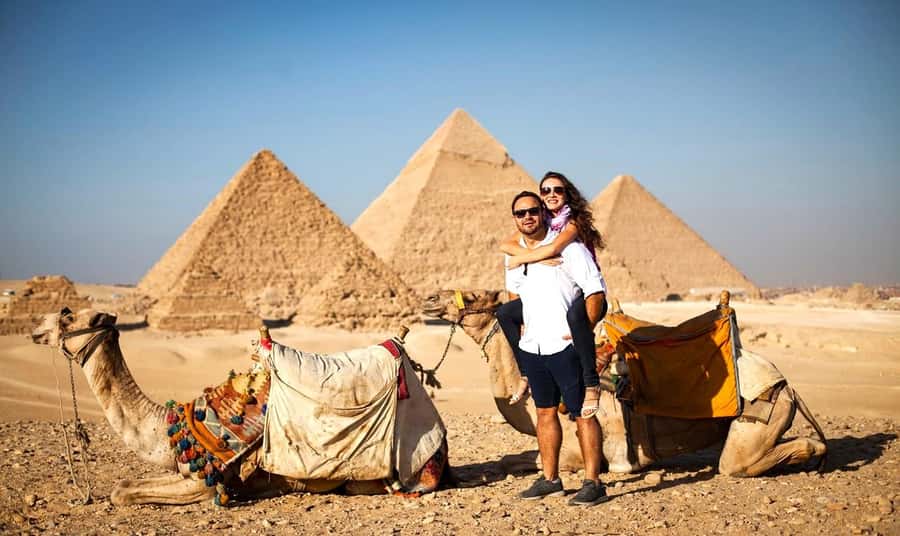 Hurghada: Giza Pyramids, Sphinx, Museum & Old Souq Day Trip - Egyptian Museum stop: 120,000+ pieces without losing your mind