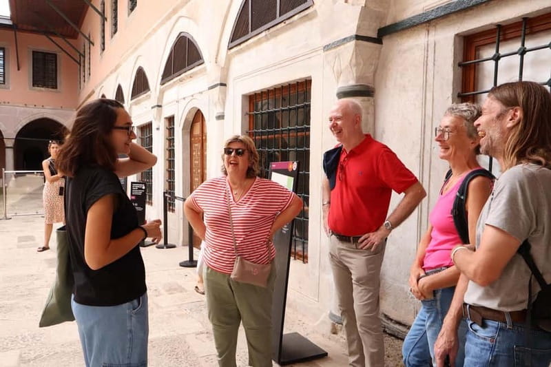 Istanbul: Topkapi Palace and Harem Museum Tour with Ticket - Entering Topkapi Palace: what the guide focuses on