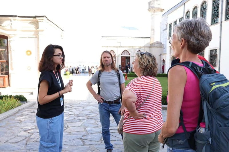 Istanbul: Topkapi Palace and Harem Museum Tour with Ticket - Guide style and pacing: what to expect from real-world tours