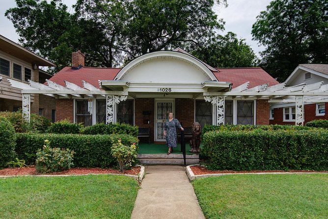 JFK Assassination Tour with JFK Museum and Oswald's Rooming House - Sixth Floor Museum at Dealey Plaza: audio pacing and what you should plan