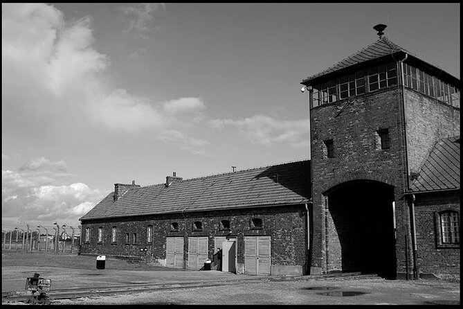 Krakow: Auschwitz-Birkenau Tour & Museum Expert Guide - Auschwitz I Museum: what you’ll see in 2.5 hours