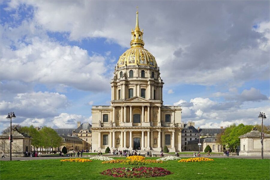 Les Invalides: Napoleon's Tomb & Army Museum Entry - Signs, languages, and the on-site multimedia option