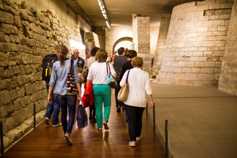 Louvre Museum: Skip-the-Line Guided Tour - How the guide turns chaos into a plan