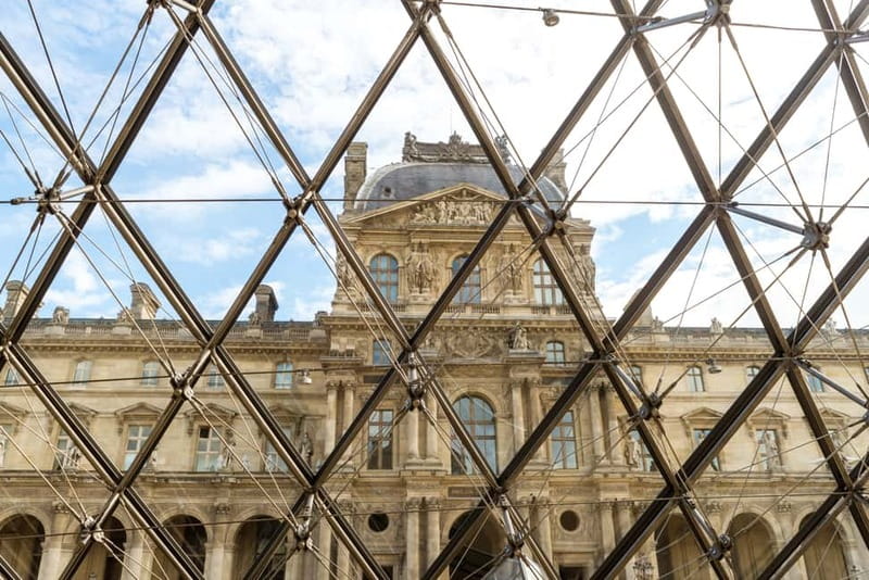 Louvre Museum: Skip-the-Line Small Group Guided Tour - Meeting point reality and how to find your group