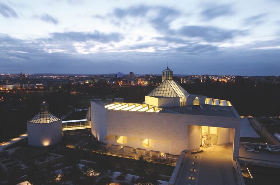 Luxembourg: Mudam Contemporary Art Museum Entry Ticket - Mudam’s Pei building: art starts before you enter