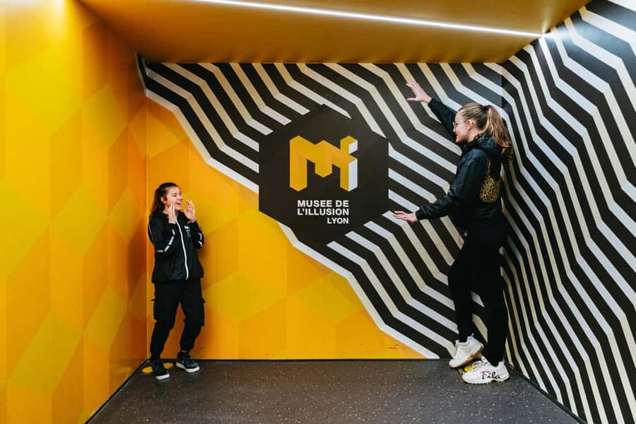 Lyon: Musée de l’illusion Entrance Ticket - The Picture-Perfect Rooms: Floating, Upside Down, and Shrinking