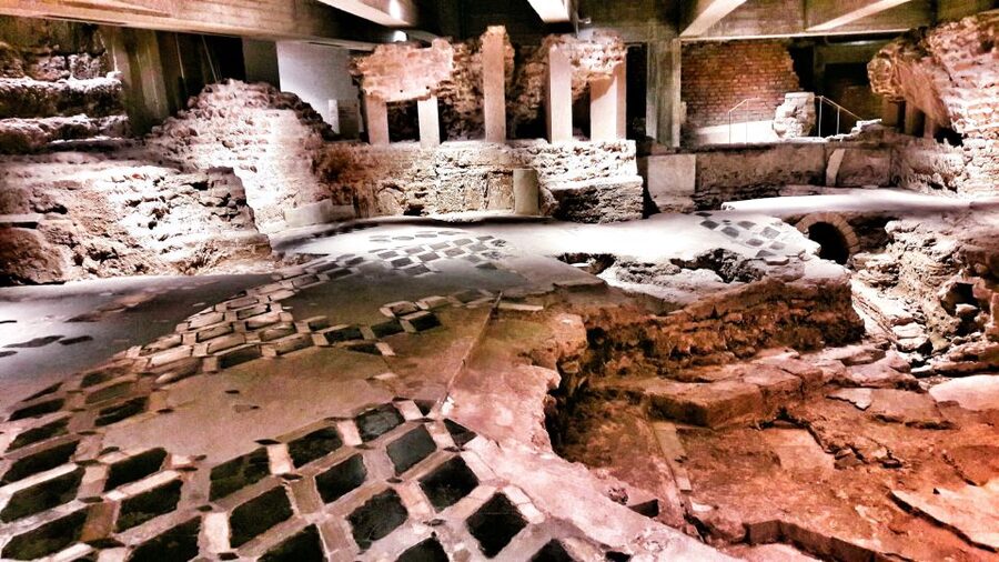 Milan: Cathedral, Archeological Area and Museum Ticket - Milan Cathedral interior: where the art and building story collide