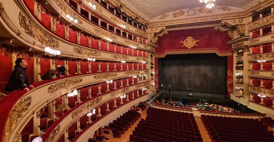 Milan: La Scala Theater and Museum Tour with Entry Tickets - Arrival and hearing the guide: skip the line, use the headsets