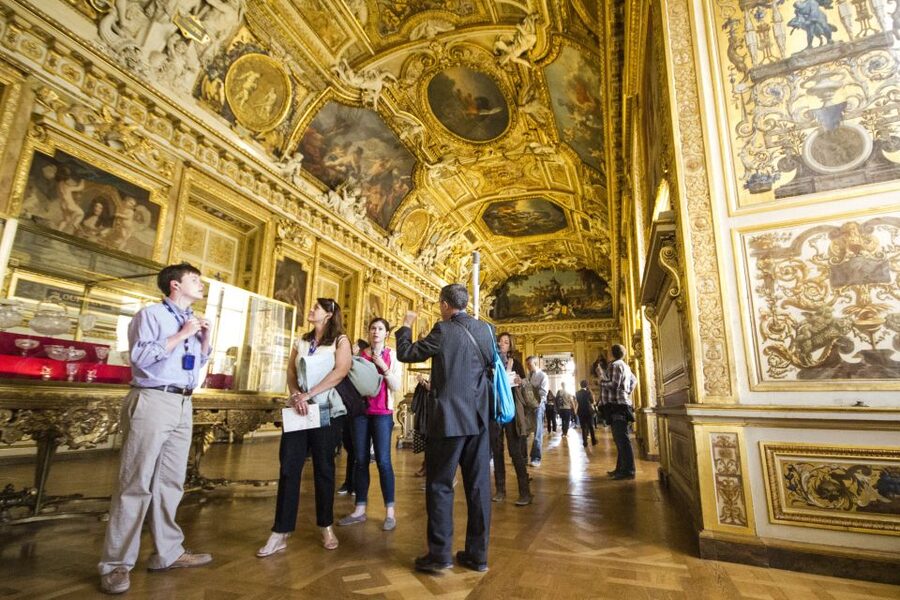 Mona Lisa & Louvre Masterpieces Tour with Reserved Access - Louvre Pyramid photo stop and reserved entry reality check