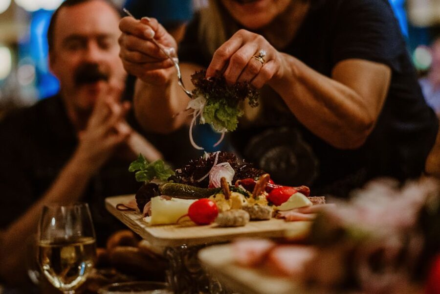 Munich: Beer and Food Tour with Dinner & Oktoberfest Museum - Radius Tours Meeting Point and the Walk to the Historic Center