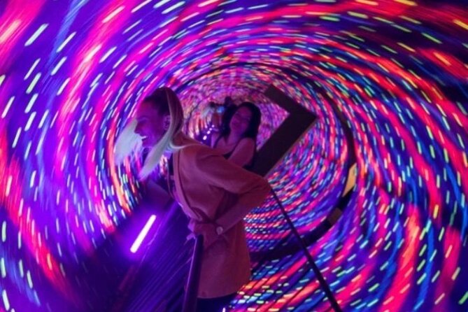 Museum of Illusions Admission in Toronto - Crowds and Timing: When the Same Illusion Feels Different