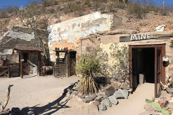 Oatman Mining Camp & Burros: Historic Route 66 Tour from Laughlin - Stop 2: Cool Springs service station and the Sidewinder/Cool Springs shirt moment