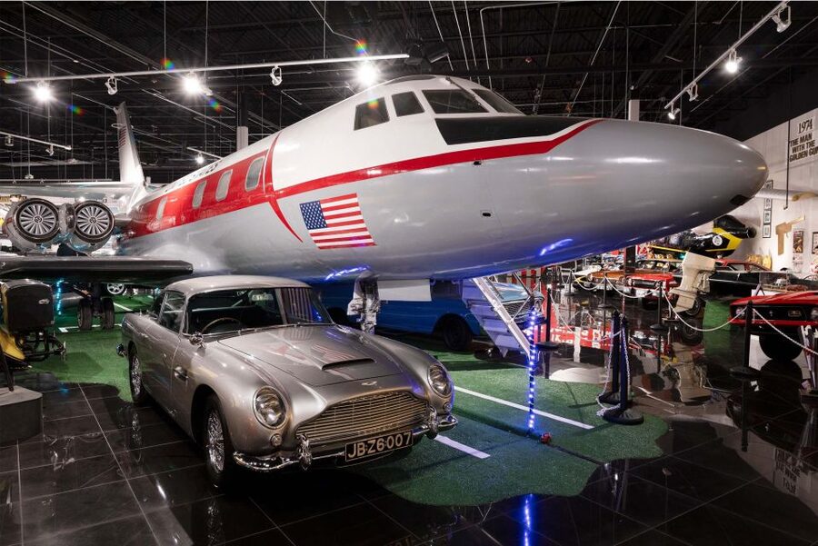 Orlando: Orlando Auto Museum at Dezerland Park - The 18 themed rooms: how the collection tells stories, not just facts