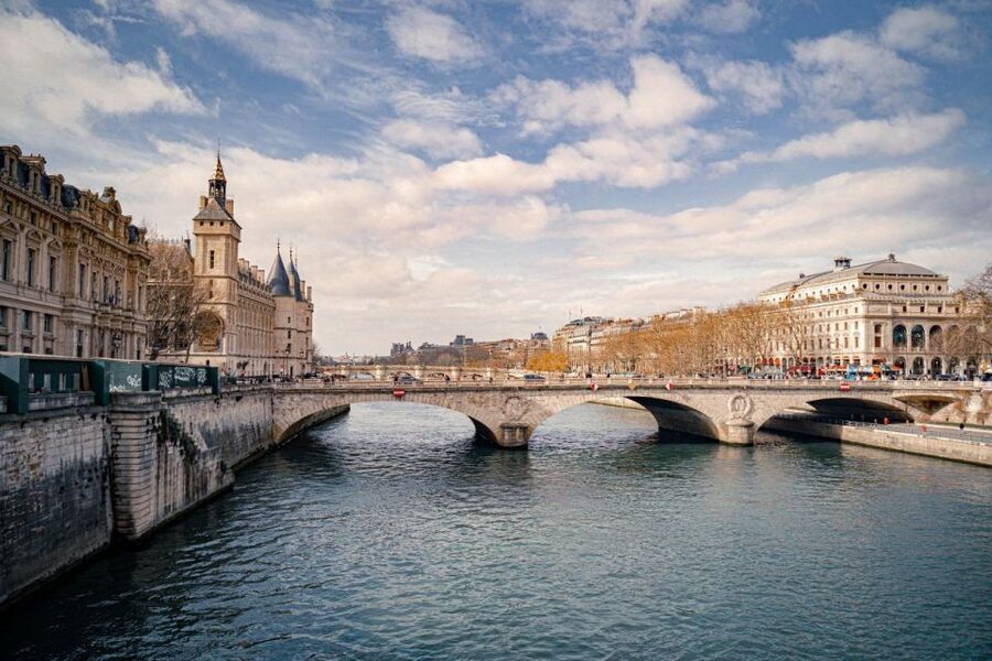 Paris: Louvre Museum Entry Ticket With Host and River Cruise - Security, Size Limits, and the Stuff You Can’t Bring