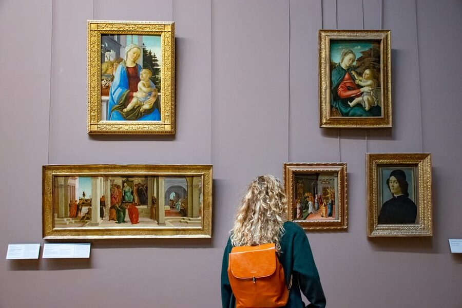 Paris: Louvre Museum Highlights Small-Group Guided Tour - What to bring (and what will slow you down)
